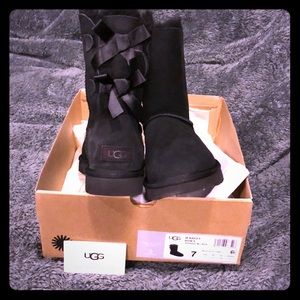Uggs Bailey Bow Women’s size 7 NEW
